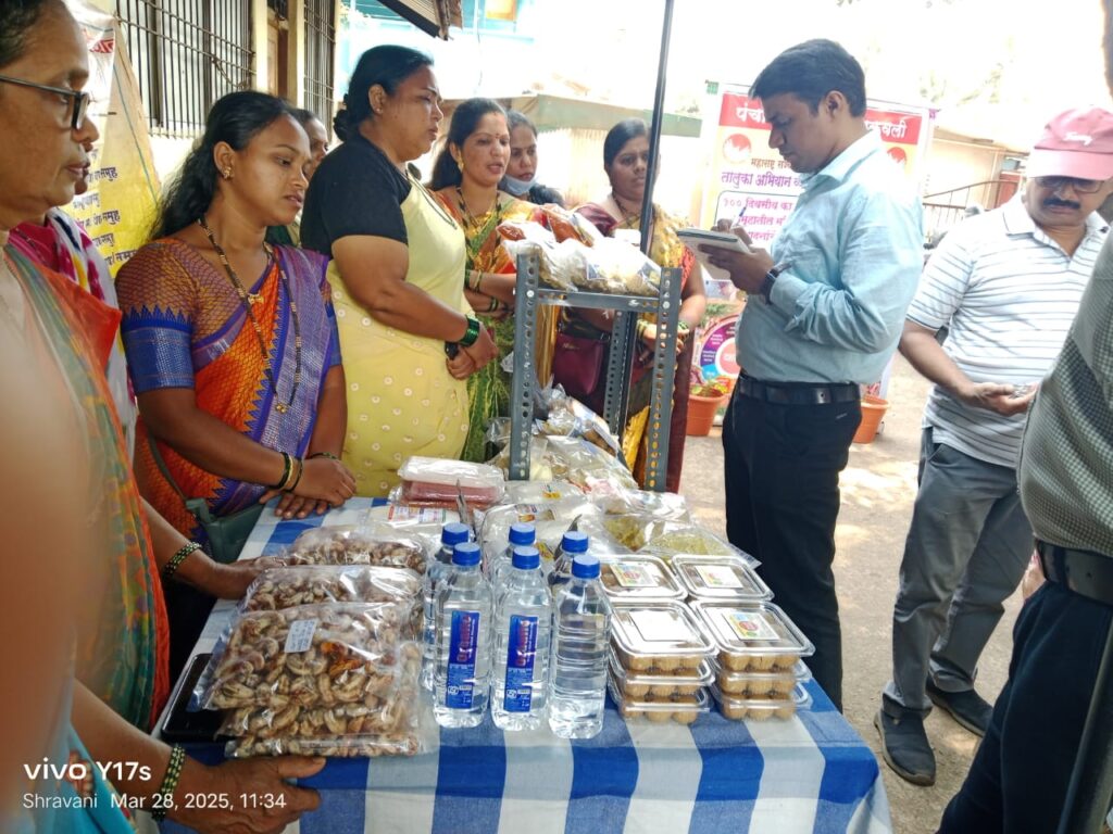 पंचायत समिती अंतर्गत “उमेद” , बचतगट प्रदर्शन